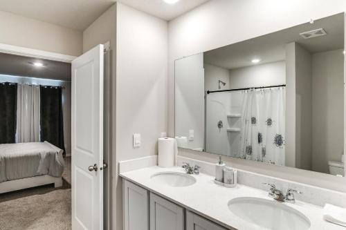 Ένα μπάνιο στο 1 Mi to Golf Quiet Waukee Home with Fireplace!