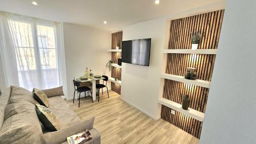 un salon avec un canapé et une table dans l'établissement Appartement Van Gogh, à Orléans