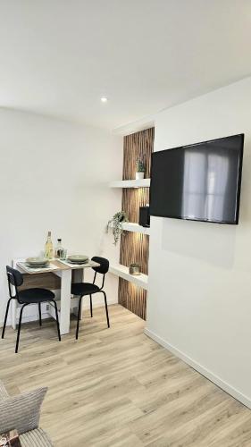 une cuisine et une salle à manger avec une table et des chaises dans l'établissement Appartement Van Gogh, à Orléans