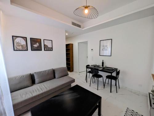 un salon avec un canapé et une table dans l'établissement La Suite Cap d Ail, à Cap d'Ail