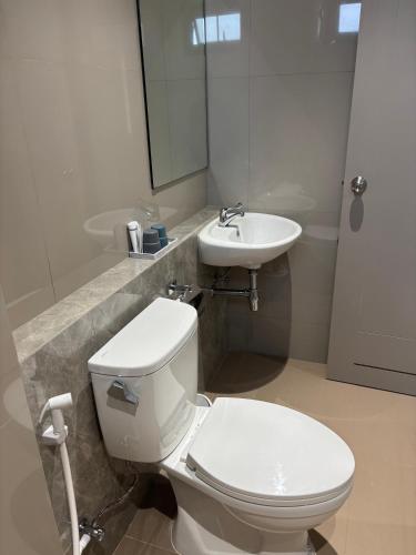 a bathroom with a toilet and a sink at ซิตี้วรรณ ราชบุรี in Ratchaburi