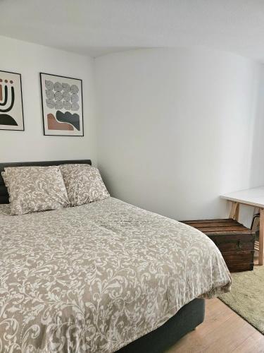 une chambre avec un lit et une table dans l'établissement Appart Cosy Bordeaux centre, à Bordeaux