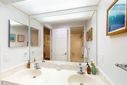 Un baño con dos lavabos y un espejo grande. en Colonnade Club 147, en Hilton Head Island