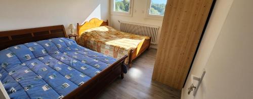 une petite chambre avec deux lits et une fenêtre dans l'établissement Maison familiale en Bretagne, à Plédran