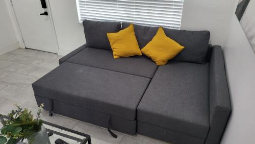 Χώρος καθιστικού στο Cozy canal home