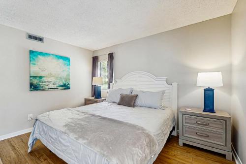 Ένα ή περισσότερα κρεβάτια σε δωμάτιο στο Sun-Kissed Condo in Prime Location w/Shared Pool, Private W/D, Free WiFi, AC