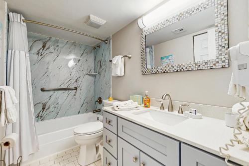 Ένα μπάνιο στο Sun-Kissed Condo in Prime Location w/Shared Pool, Private W/D, Free WiFi, AC