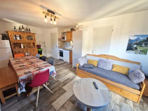 un salon avec un canapé et une table dans l'établissement Bel Appartement 4 Pièces pour 8, Près des Pistes à Valfréjus - FR-1-265-185, à Valfréjus