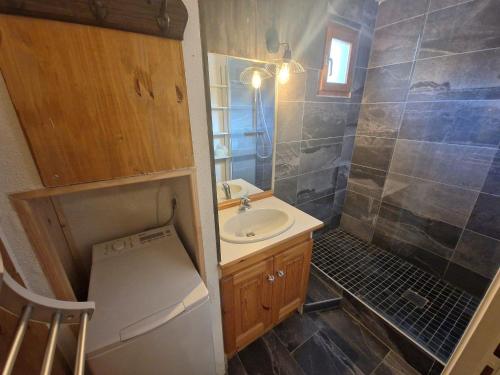 une petite salle de bain avec un lavabo et des toilettes dans l'établissement Bel Appartement 4 Pièces pour 8, Près des Pistes à Valfréjus - FR-1-265-185, à Valfréjus