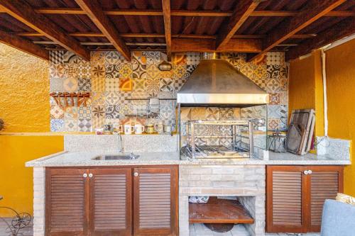 una cucina con lavello e fornello di Casa Juquehy a São Sebastião