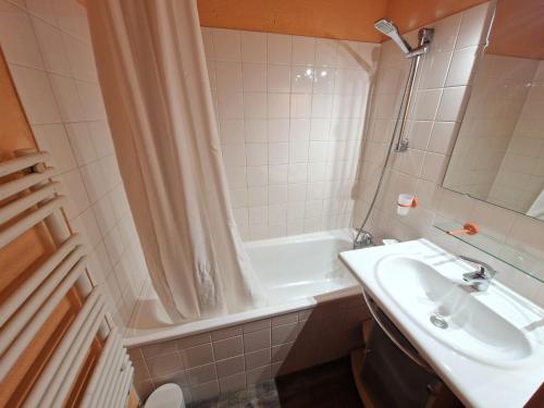 une salle de bain avec un lavabo et une baignoire dans l'établissement Studio cosy pour 4 au cœur de la station - FR-1-265-241, à Valfréjus