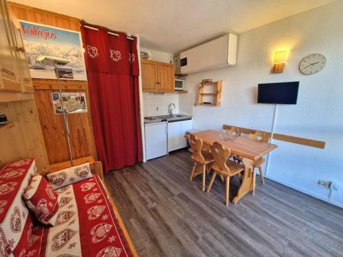 une petite pièce avec une table et une cuisine dans l'établissement Studio cosy pour 4 au cœur de la station - FR-1-265-241, à Valfréjus