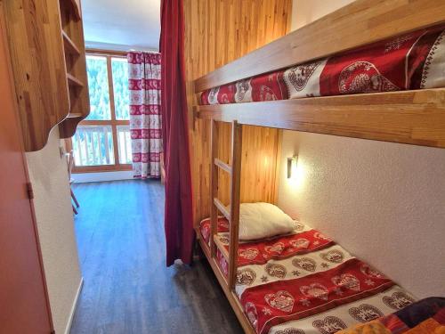 - une chambre avec 2 lits superposés dans une maison dans l'établissement Studio cosy pour 4 au cœur de la station - FR-1-265-241, à Valfréjus