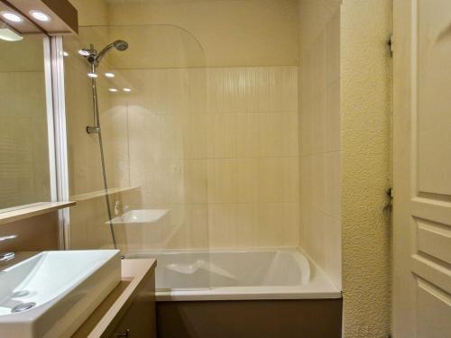 une salle de bain avec une baignoire et un lavabo dans l'établissement Confortable 2 Pièces Sud avec Terrasse, Piscine, Spa et Parking - Flaine Forêt - FR-1-425-189, à Flaine