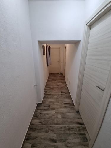 a hallway with white walls and a white door at Zaira Home Free Wi-Fi 5 minuti dal Lago Liscia in Sant Antonio Di Gallura