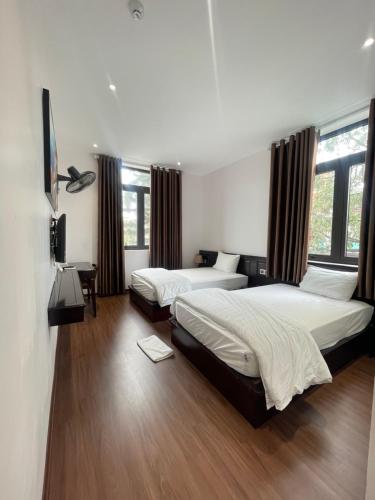 Una cama o camas en una habitación de Đức Dương Hotel