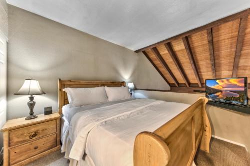une chambre avec un grand lit et une table de chevet dans l'établissement Lakeland Village 324 - Tahoe Studio Loft Ski Beach, à South Lake Tahoe