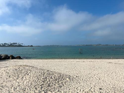 a sandy beach with the ocean in the background at Soleil couchant in Roscoff