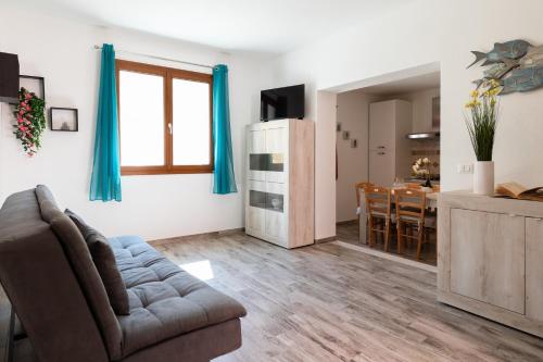 a living room with a couch and a dining room at Zaira Home Free Wi-Fi 5 minuti dal Lago Liscia in Sant Antonio Di Gallura