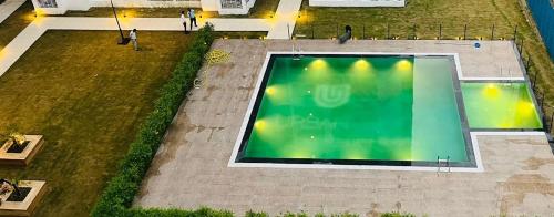 Πισίνα στο ή κοντά στο Condo By The Golf !