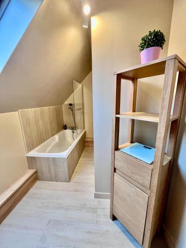 une salle de bain avec une baignoire et un lavabo dans l'établissement Maison 1440 - STORIES, logement Atypique Sport Auto, au Mans