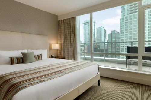 Gulta vai gultas numurā naktsmītnē Coast Coal Harbour Vancouver Hotel by APA