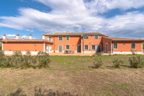 a large house in the middle of a field at Al Palmento Relais in Siracusa