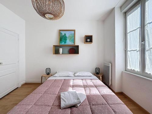 une chambre avec un grand lit dans une pièce dans l'établissement F2 refait à neuf, idéalement situé, à Clermont-Ferrand