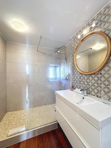 une salle de bain avec un lavabo et un miroir dans l'établissement F2 refait à neuf, idéalement situé, à Clermont-Ferrand