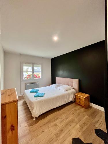 - une chambre avec un lit et un mur noir dans l'établissement Maison 1440 - STORIES, logement Atypique Sport Auto, au Mans