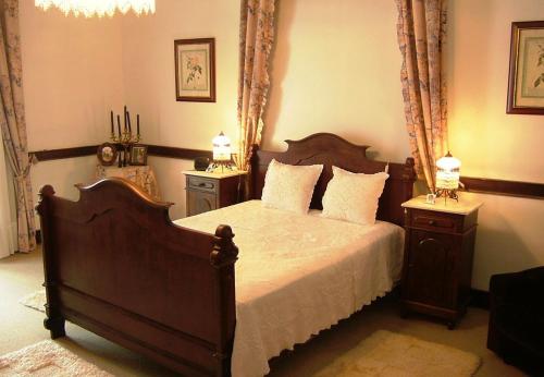 En eller flere senge i et værelse på BCL14V6 Charming 6bdr manor house with pool