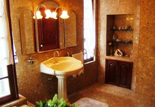 Et badeværelse på BCL14V6 Charming 6bdr manor house with pool