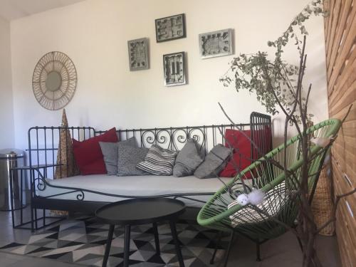 un salon avec un canapé et une chaise dans l'établissement LES GITES CHEROIS, ravissant cottage, 3 personnes, à Les Chères
