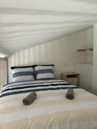 une chambre avec un lit avec deux serviettes dessus dans l'établissement Appartement L'écrin de Lumière - Résidence Kiwi, à Aytré