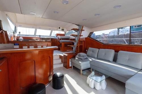 Sala de estar de un barco con sofá y bar en Yacht EVASION La Rochelle - Bateau insolite, en La Rochelle