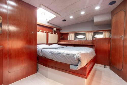 1 dormitorio con 1 cama en medio de un barco en Yacht EVASION La Rochelle - Bateau insolite, en La Rochelle