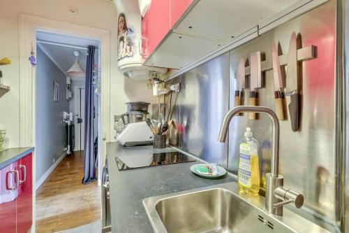 une cuisine avec un évier et un plan de travail dans l'établissement Lovely 1BR Flat near Voltaire metro station, à Paris