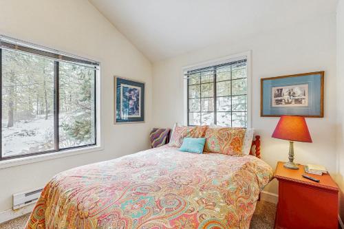 a bedroom with a bed and a table with a lamp at Crown Point Hideaway in Cascade