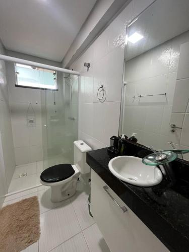 a bathroom with a toilet and a sink and a shower at Bombinhas Summer Beach Apto moderno a 300 m da praia in Bombinhas