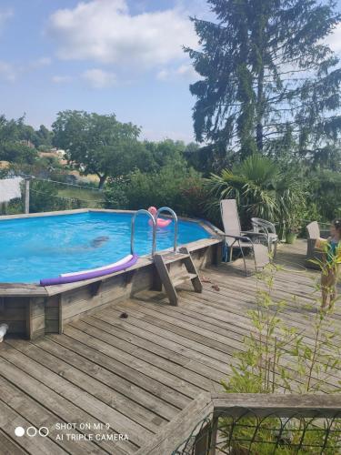 - une piscine sur une terrasse en bois dans l'établissement Maison cosy à la campagne, piscine et tranquillité, à Habas