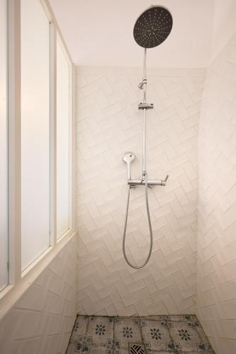 une salle de bain avec une douche avec pommeau de douche dans l'établissement Les Remparts de Vence, à Saint-Paul-de-Vence