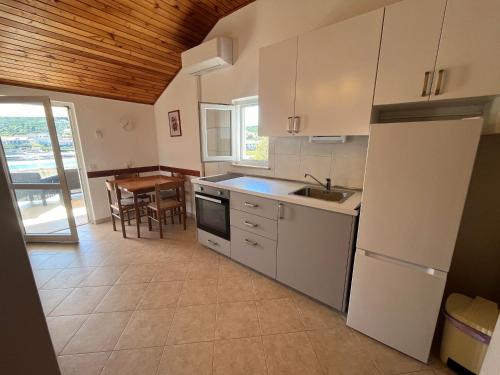 Kuchyň nebo kuchyňský kout v ubytování Apartments Šuda