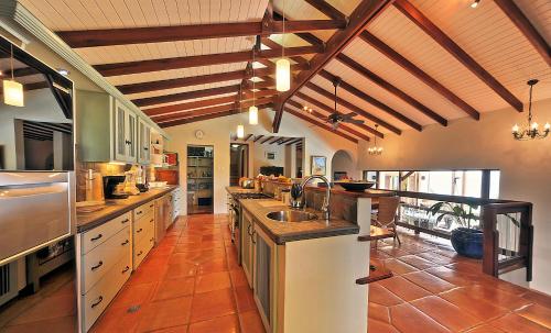 Una cocina o cocineta en Tivigny Villa