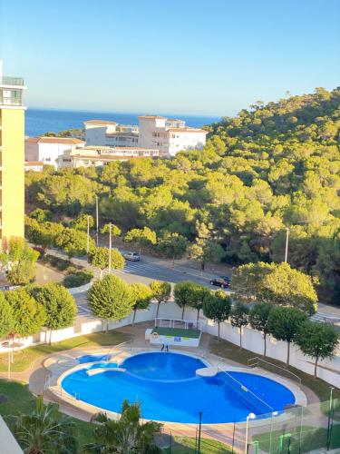 una piscina en un aparcamiento junto al océano en Villamar Cala, en Villajoyosa