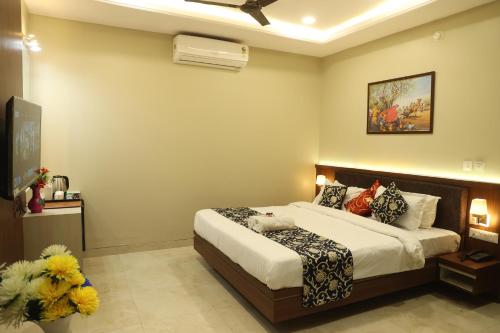 a bedroom with a large bed in a room at Shiv Hari Mahal in Jodhpur