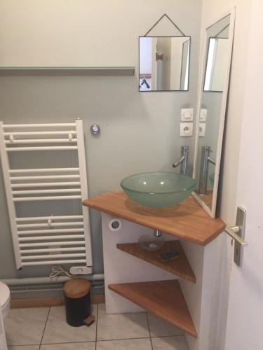 La salle de bains est pourvue d'un lavabo à bol vert sur un comptoir. dans l'établissement LES GITES CHEROIS maison Esprit cabane 5 personnes, à Les Chères