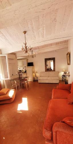 un salon avec un canapé et une table dans l'établissement Studio in the village centre - Cogolin, à Cogolin