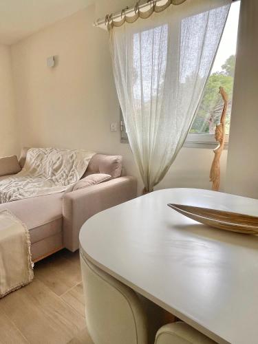 un salon avec un canapé et une table dans l'établissement Le Grand Estivale -3 terrasses-100m plage de sable, à Saint-Raphaël