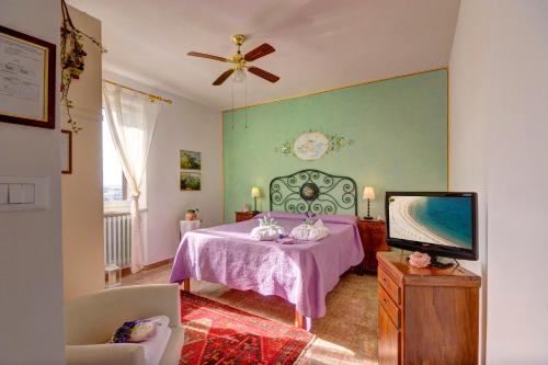 Postel nebo postele na pokoji v ubytování B&B La Torre del Poggio