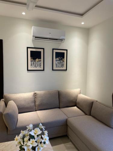 Posezení v ubytování Zameen Aurum Luxury Apartment Gulberg-3 Mirhaahomes-2